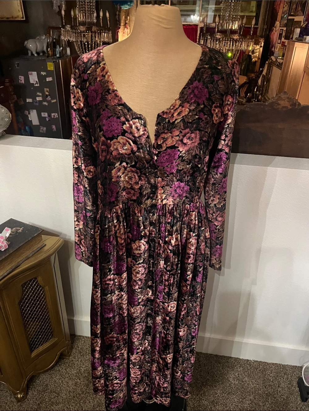 Nostalgia Floral Velvet Long-Sleeve Midi Dress in Purple and Black